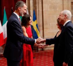 Sus Majestades los Reyes hicieron entrega al premio Princesa de Asturias de Ciencias Sociales, Michael J. Sandel, de la insignia de la Fundación